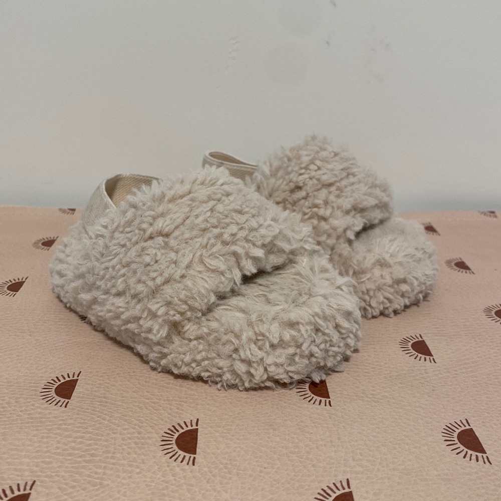 Toddler slippers size 5/6 C